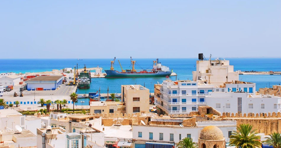 突尼斯苏塞的海滩。阳光与海洋爱好者的海岸指南