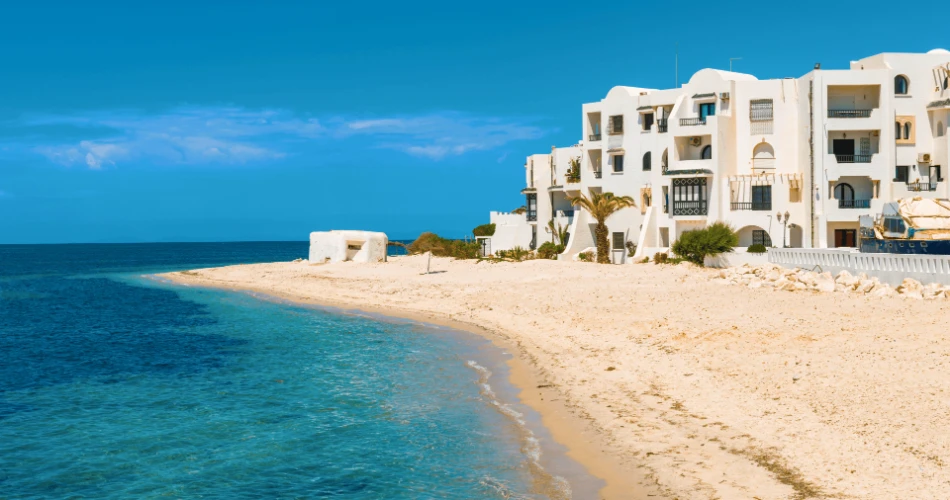 突尼斯苏塞的海滩。阳光与海洋爱好者的海岸指南