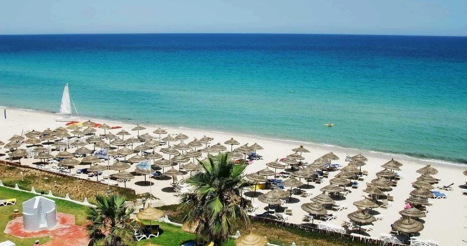 突尼斯苏塞的海滩。阳光与海洋爱好者的海岸指南