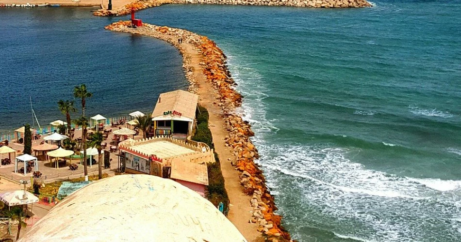 突尼斯苏塞的海滩。阳光与海洋爱好者的海岸指南