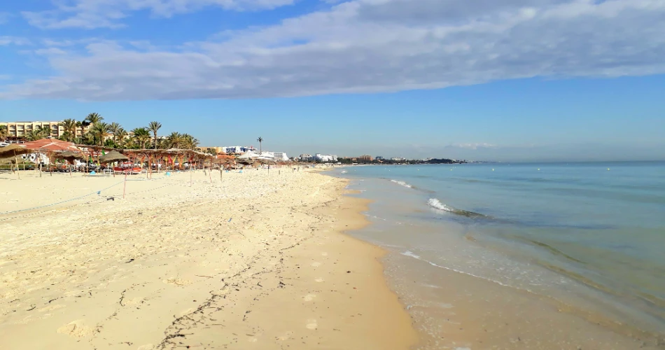 突尼斯苏塞的海滩。阳光与海洋爱好者的海岸指南