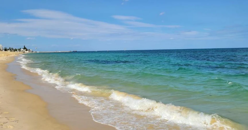 突尼斯苏塞的海滩。阳光与海洋爱好者的海岸指南