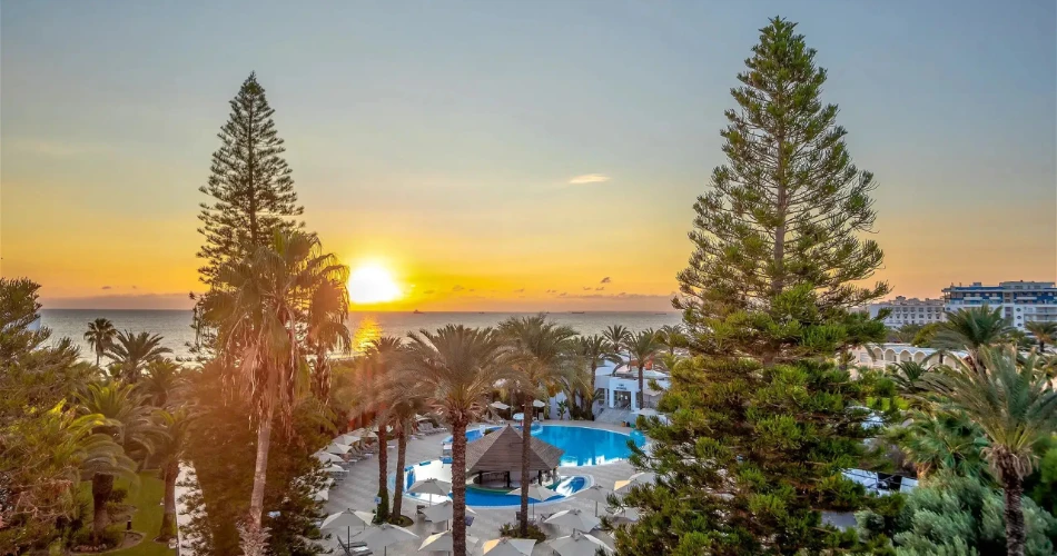 突尼斯苏塞的海滩。阳光与海洋爱好者的海岸指南